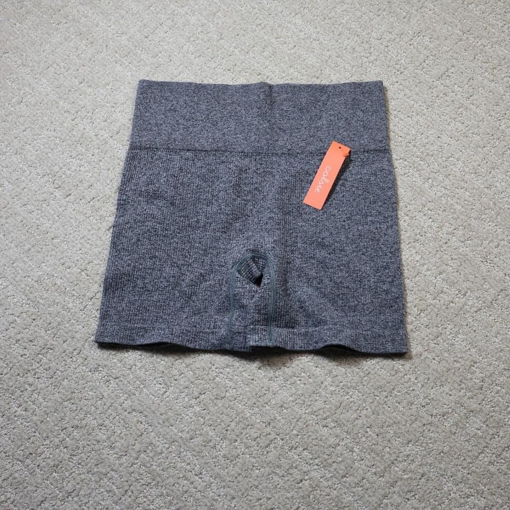 Colsie women's gray ribbed knit yoga shorts